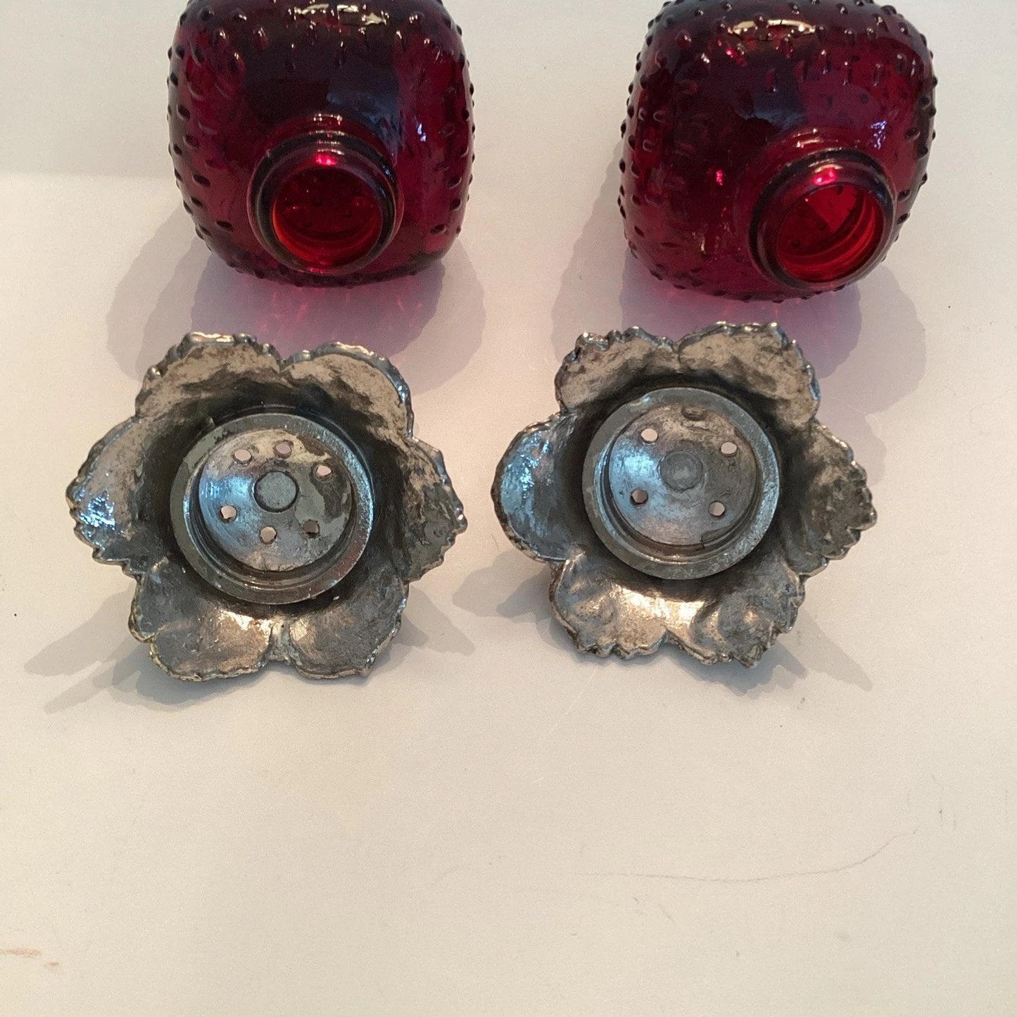 Vintage Strawberry-Shaped Salt and Pepper Shaker Set – A Charming Addition to Your Dining Table 🍓