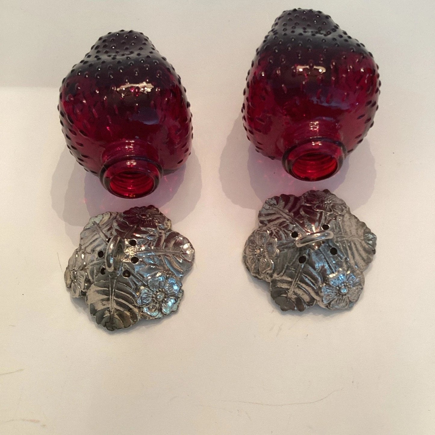 Vintage Strawberry-Shaped Salt and Pepper Shaker Set – A Charming Addition to Your Dining Table 🍓